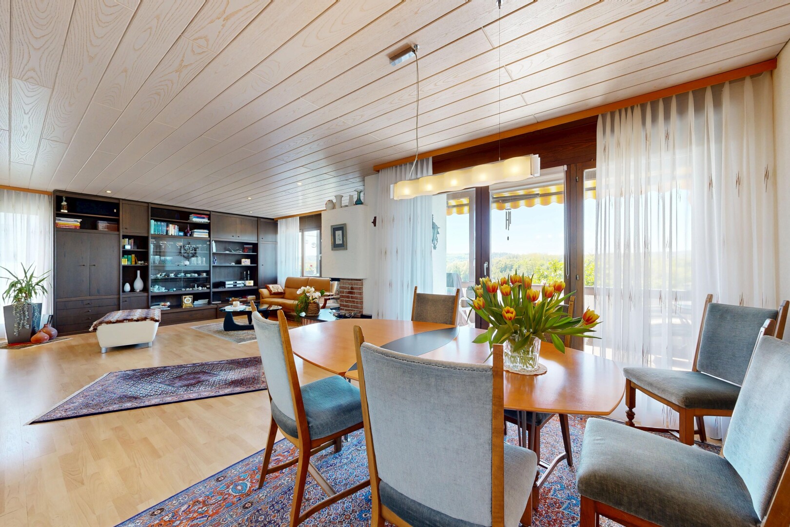 wohn- / esszimmer mit inside property, natürliches licht, natural light, holzfußboden, und wood finish floor