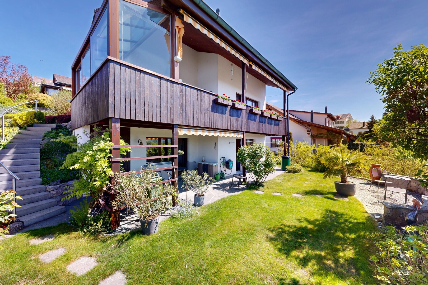 außenansicht mit from property, treppen, day time, balkon, und terrasse