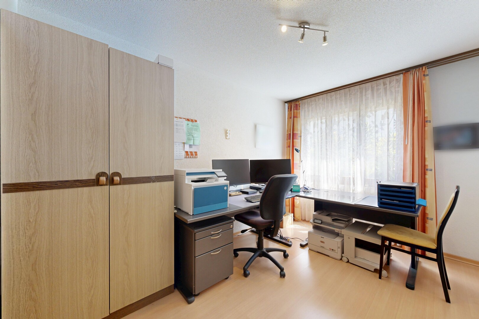 büro mit inside property, textured ceiling, spritzputz decke, bürobereich, und wood finish floor