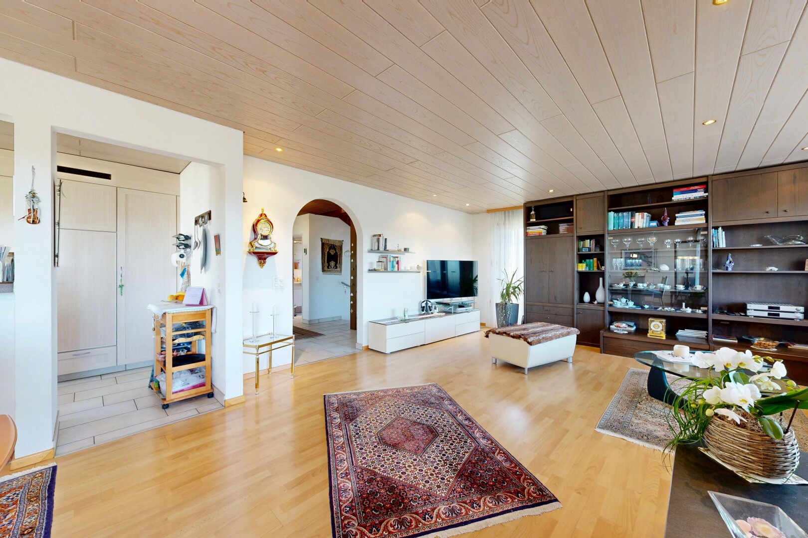 wohnzimmer mit gewölbte gehwege, wood finish floor, holzfußboden, wood ceiling, und holzdecke