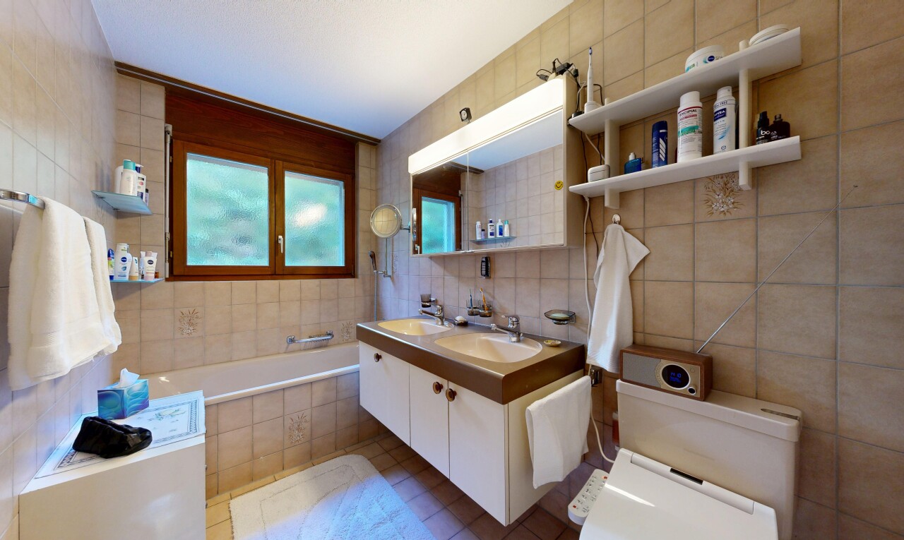 bad mit toilette, doppelwaschtisch, tile wall, fliesenwand, und bad