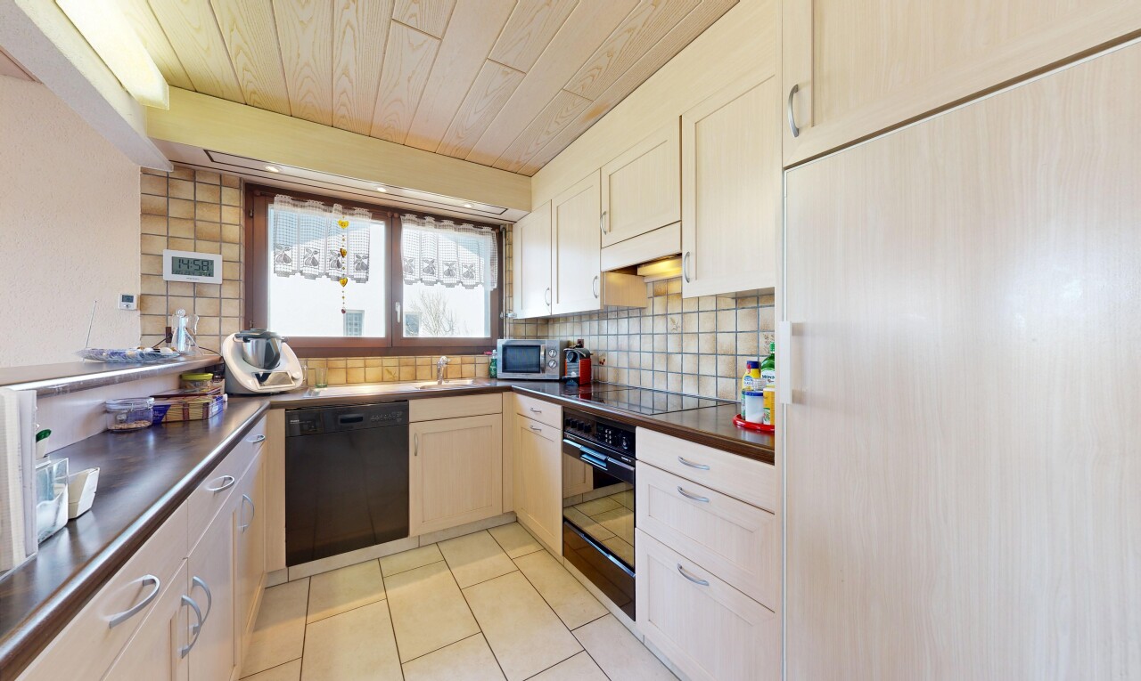 küche mit küchenrückwand beim Herd, küchenrückwand beim herd, light floor, ofen, und inside property