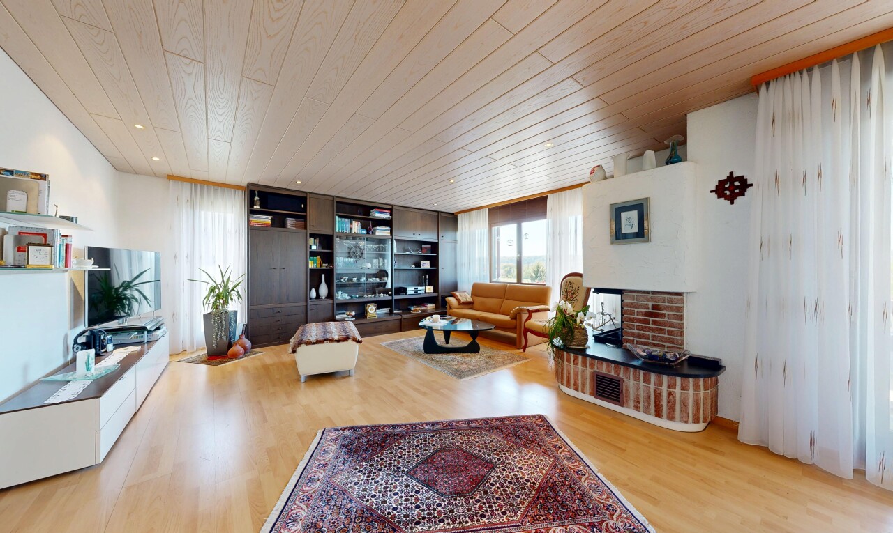 wohnzimmer mit inside property, holzfußboden, wood finish floor, natürliches licht, und natural light