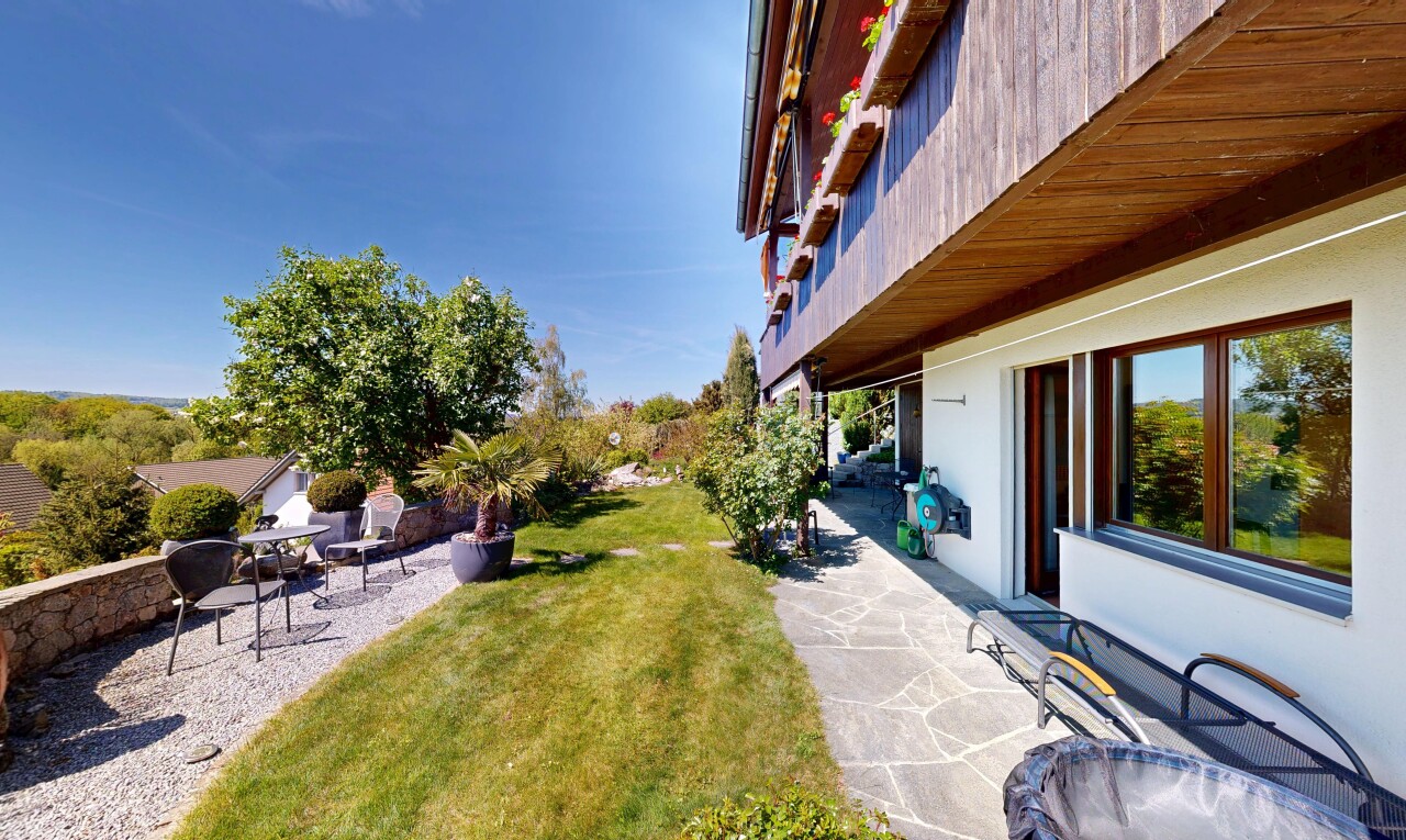 terrasse mit from property, rasen, day time, und terrasse