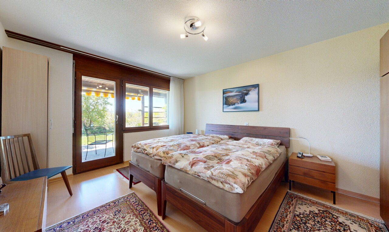 zimmer / schlafzimmer mit natural light, natürliches licht, inside property, außenzugang, und light floor