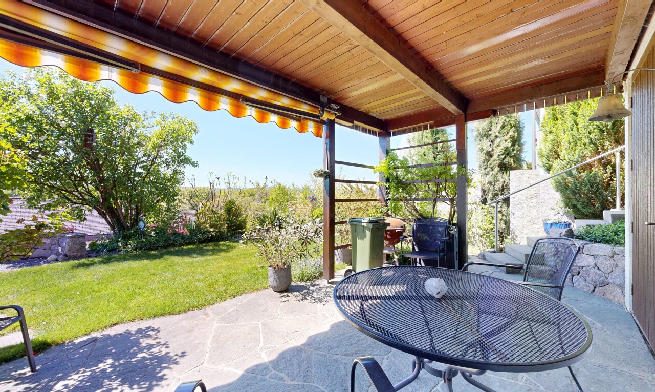 terrasse mit essbereich im freien, rasen, terrasse, from property, und day time
