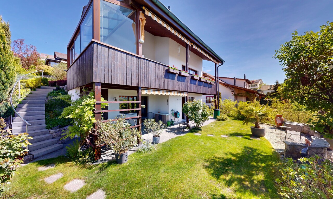 außenansicht mit from property, treppen, day time, balkon, und terrasse