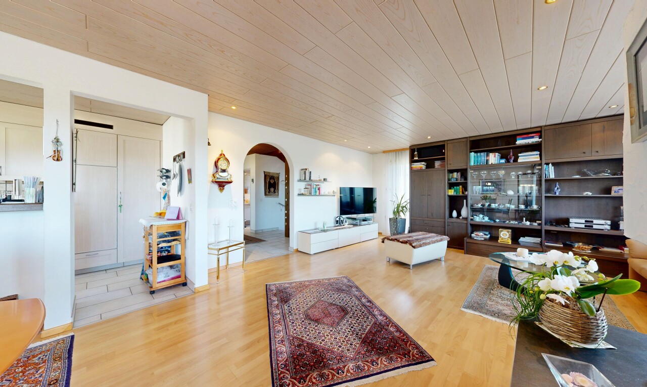 wohnzimmer mit gewölbte gehwege, wood finish floor, holzfußboden, wood ceiling, und holzdecke