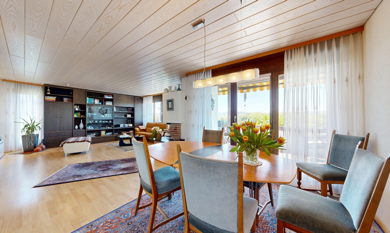 wohn- / esszimmer mit inside property, natürliches licht, natural light, holzfußboden, und wood finish floor