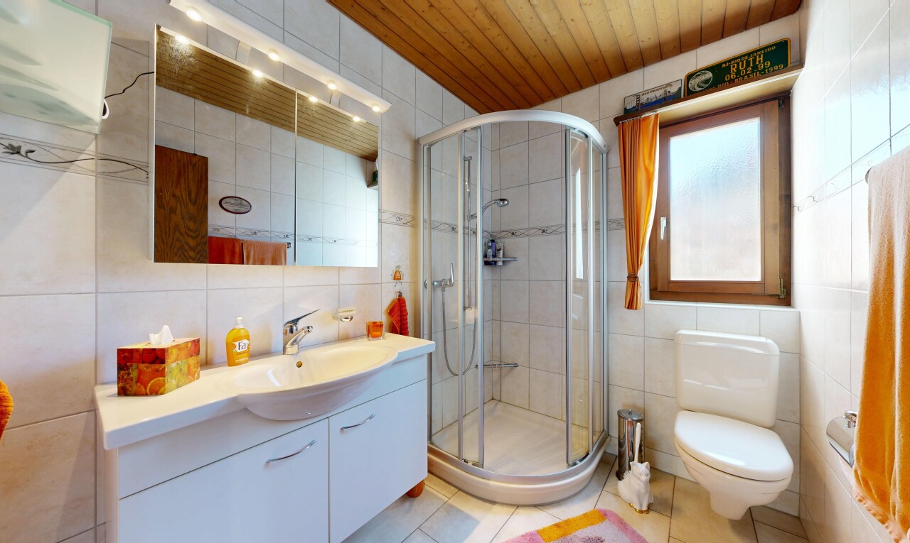 bad mit tile wall, fliesenwand, schminktisch, spiegel, und komplettes badezimmer