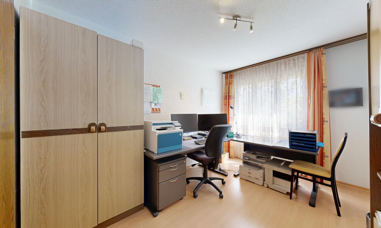 büro mit inside property, textured ceiling, spritzputz decke, bürobereich, und wood finish floor