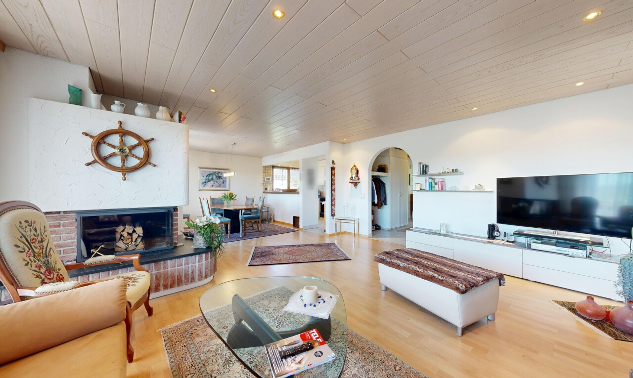 wohnzimmer mit holzdecke, wood ceiling, holzfußboden, wood finish floor, und inside property