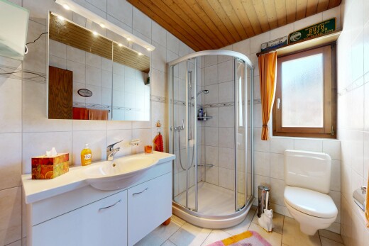 bad mit tile wall, fliesenwand, schminktisch, spiegel, und komplettes badezimmer