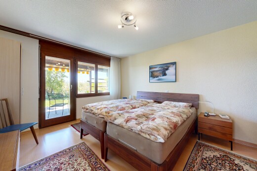 zimmer / schlafzimmer mit natural light, natürliches licht, inside property, außenzugang, und light floor