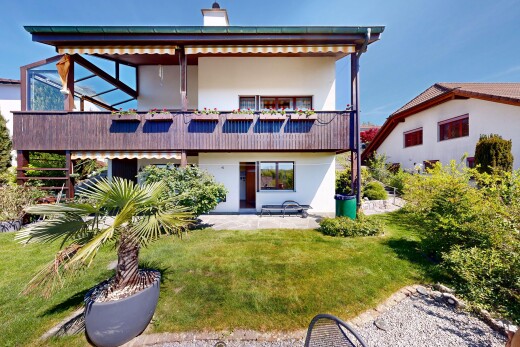 außenansicht mit rasen, terrasse, stuckverkleidung, day time, und balkon