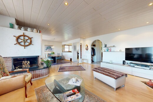 wohnzimmer mit holzdecke, wood ceiling, holzfußboden, wood finish floor, und inside property