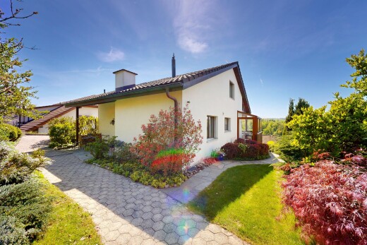 außenansicht mit property visible, day time, stuckverkleidung, und rasen