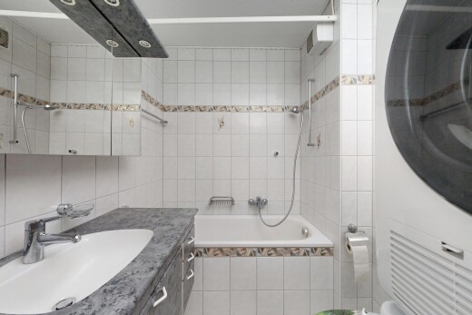 bad mit fliesenwand, tile wall, inside property, spiegel, und komplettes badezimmer