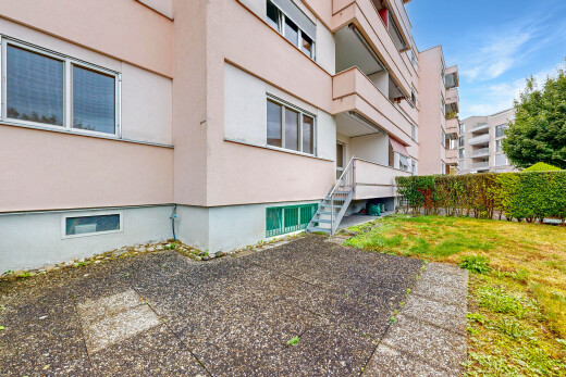 außenansicht mit apartment complex view, blick auf wohnanlage, day time, und zaun