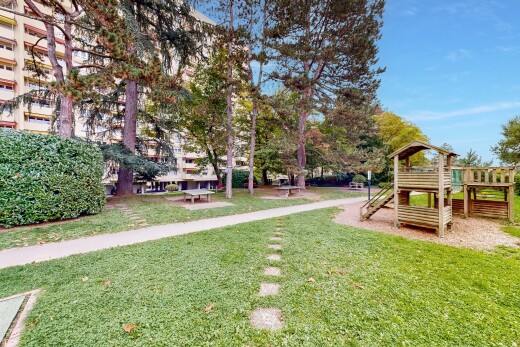 jardin avec day time, aire de jeux, pelouse, et terrasse