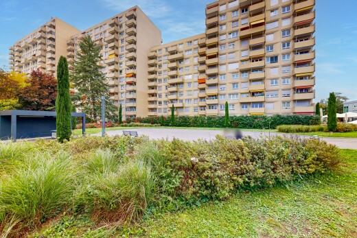 extérieur du bâtiment avec apartment complex view, vue sur le complexe d'appartements, et day time