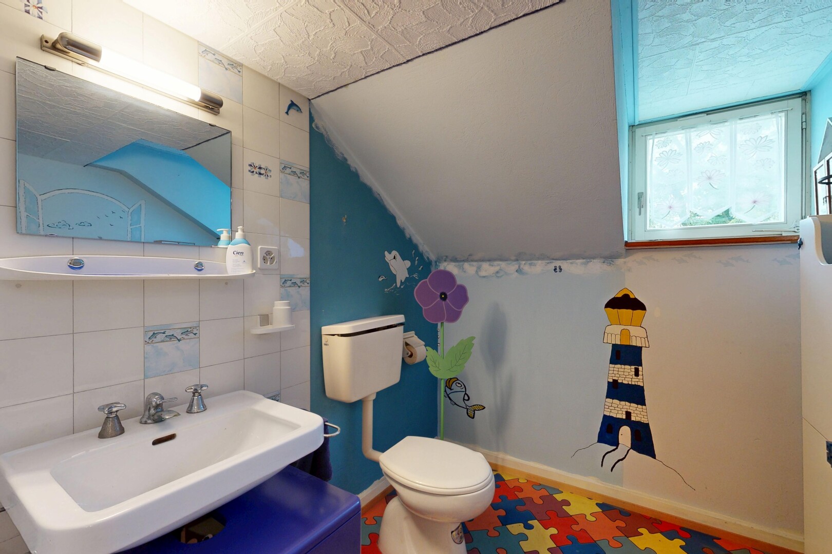 salle de bains avec tile wall, mur en carrelage, miroir, inside property, et toilette