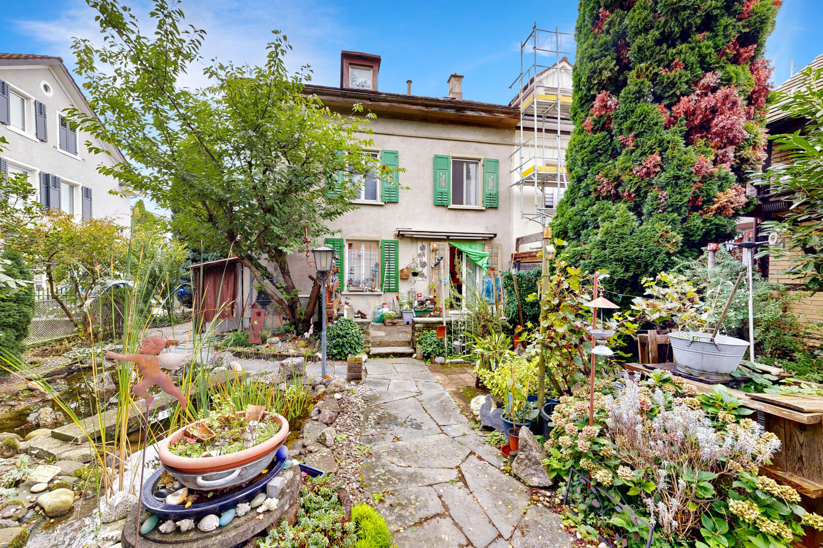 façade avec property visible, bardage en stuc, et day time