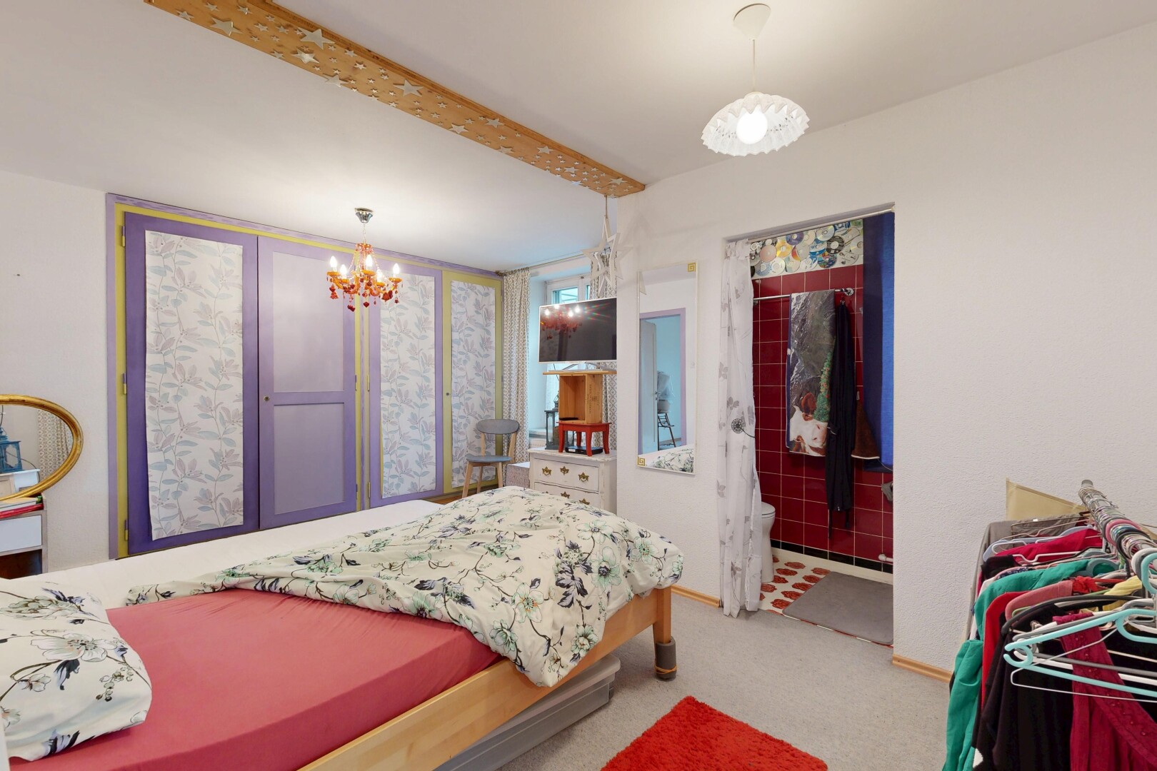 chambre avec télévision, inside property, carpet, moquette, et drywall