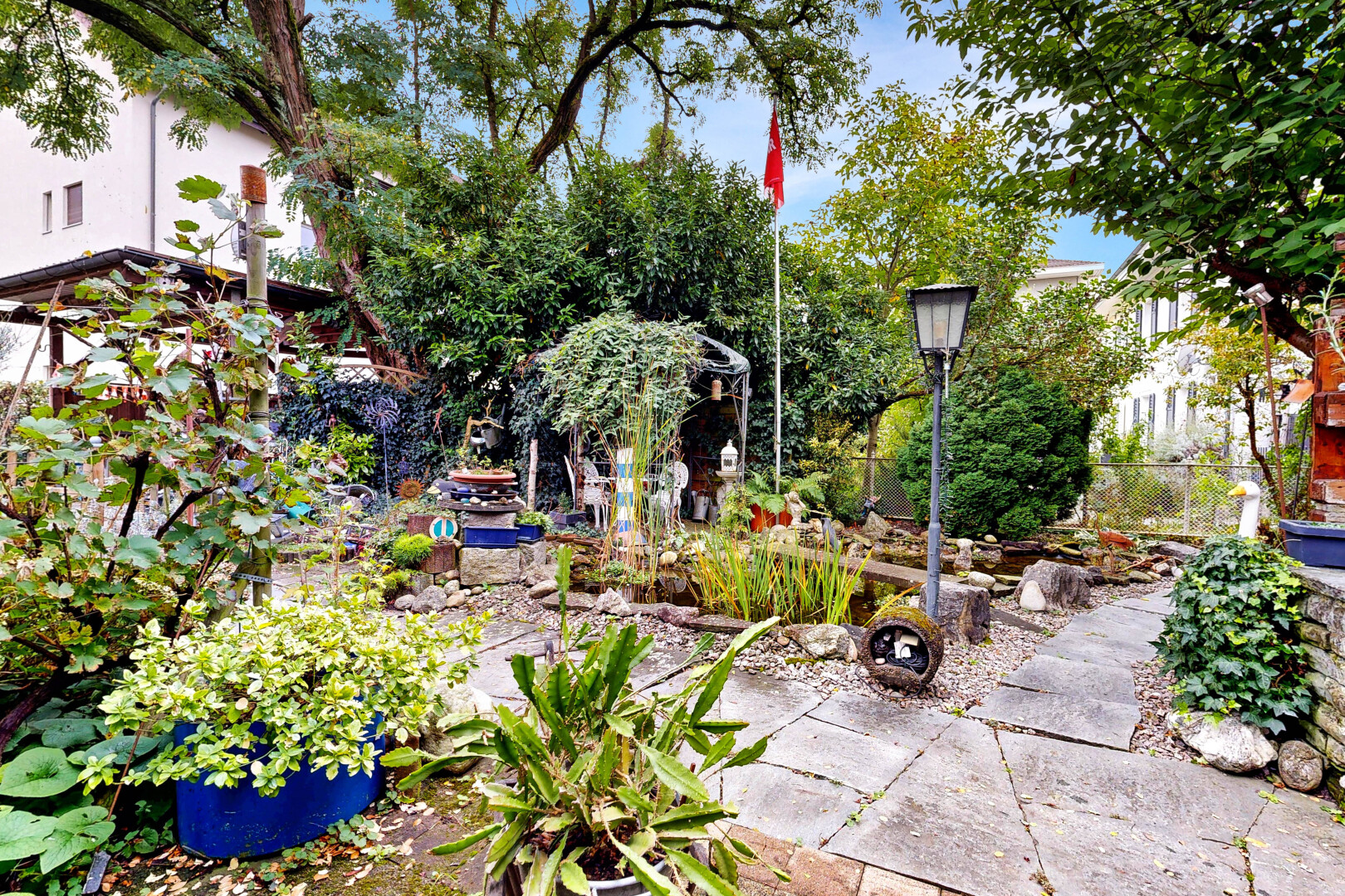 jardin avec day time, étang de jardin, garden pond, et clôture