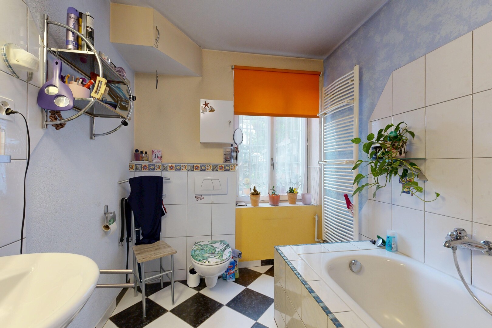 salle de bains avec salle de bain complète, radiateur, tile wall, mur en carrelage, et chauffe-serviettes