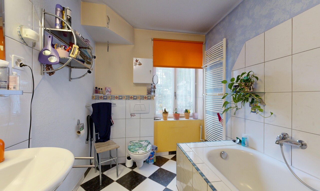 salle de bains avec salle de bain complète, radiateur, tile wall, mur en carrelage, et chauffe-serviettes