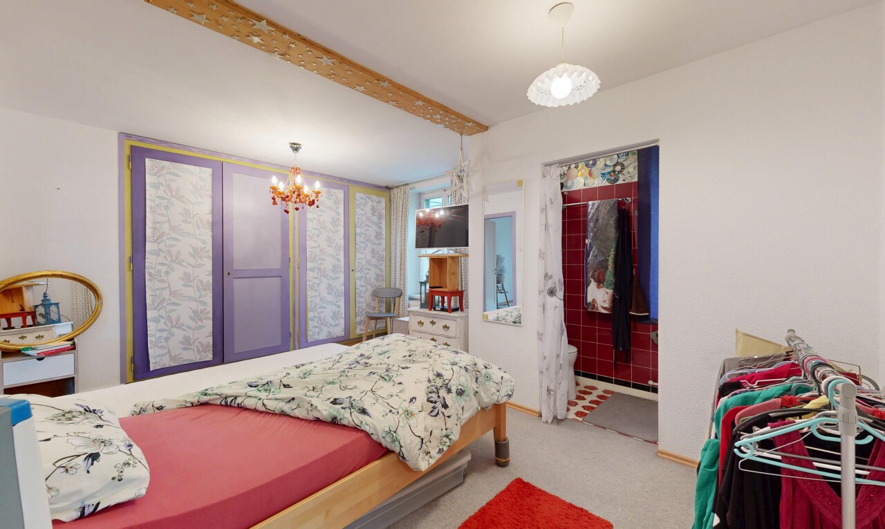 chambre avec télévision, inside property, carpet, moquette, et drywall