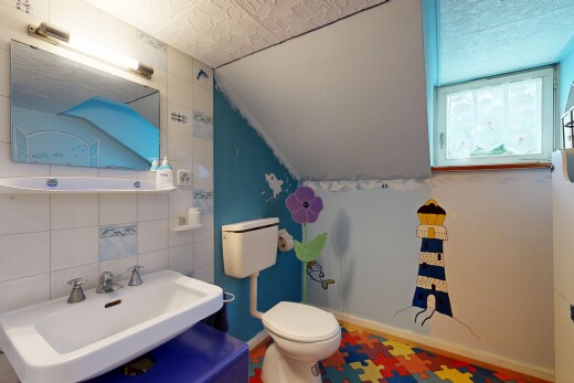 bad mit tile wall, fliesenwand, spiegel, inside property, und gäste-wc