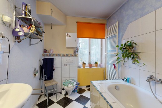 bad mit komplettes badezimmer, kühler, tile wall, fliesenwand, und handtuchwärmer
