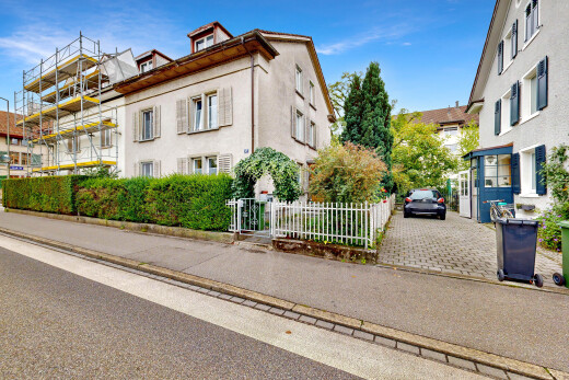 außenansicht mit zaun, day time, dachgaube, property visible, und stuckverkleidung