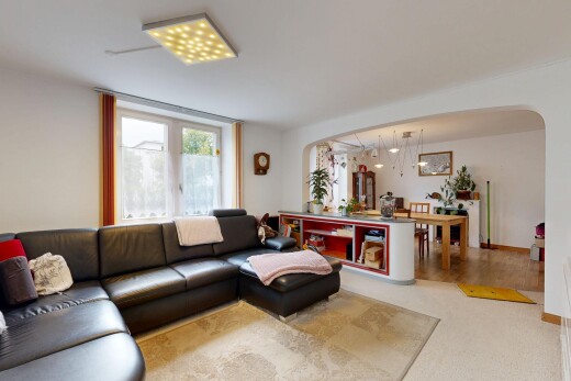 wohnzimmer mit drywall, gipskartonwand, inside property, natural light, und natürliches licht