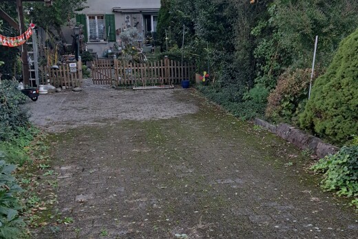 garten mit zaun und property visible