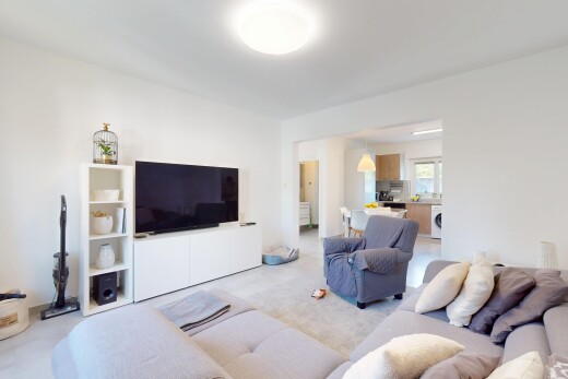 wohnzimmer mit gipskartonwand, natürliches licht, teppich, und fernseher