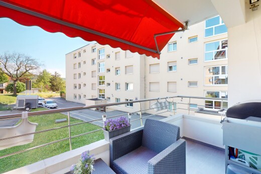 balcon avec balcon et vue sur le complexe d'appartements