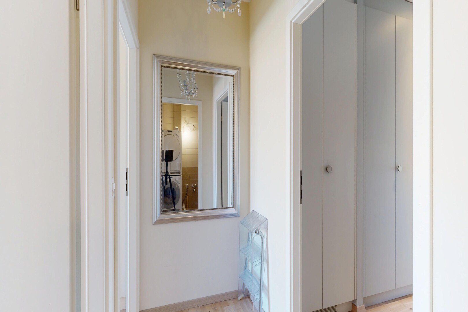 couloir avec cloison sèche, drywall, inside property, light floor, et plinthes murales