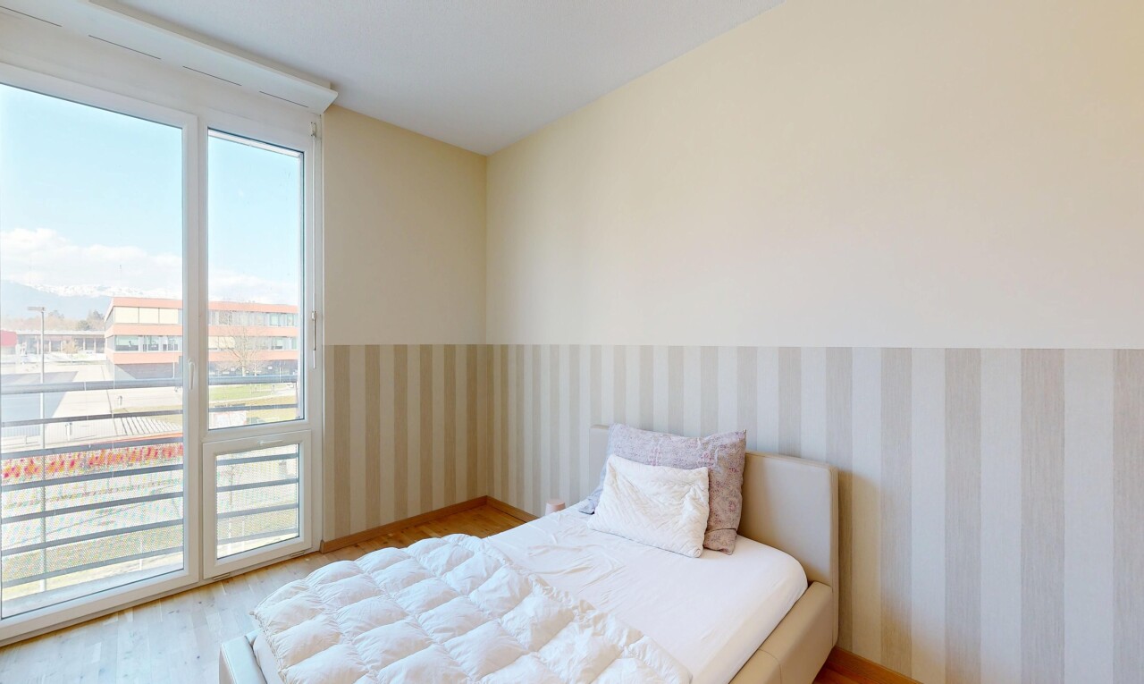 chambre avec inside property, sol en finition bois, wood finish floor, lumière naturelle, et natural light