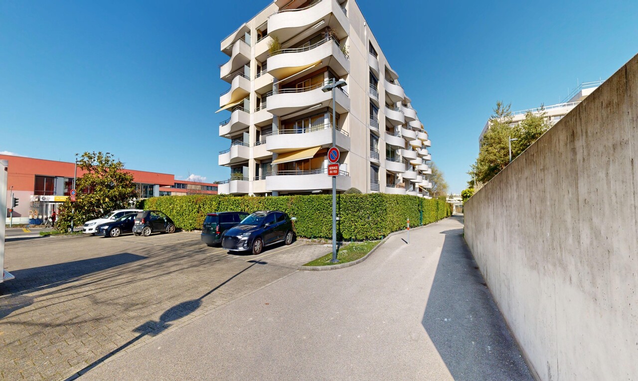 extérieur du bâtiment avec vue sur le complexe d'appartements, apartment complex view, day time, from community, et parking
