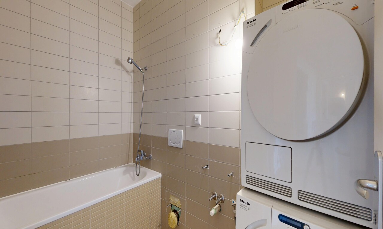 salle de bains avec douche-bain combinés, inside property, lave-linge et sèche-linge superposés, salle de bain complète, et tile wall