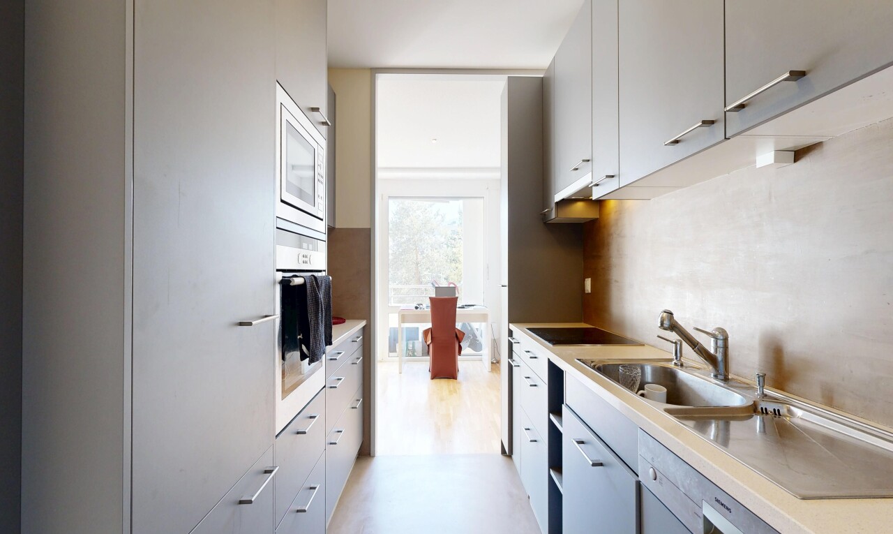 cuisine avec plans de travail, light countertops, light floor, inside property, et lumière naturelle