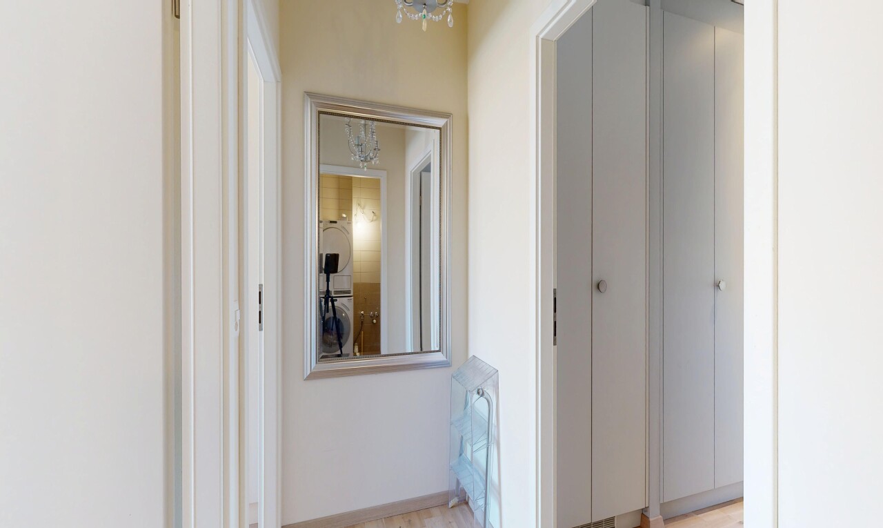 couloir avec cloison sèche, drywall, inside property, light floor, et plinthes murales