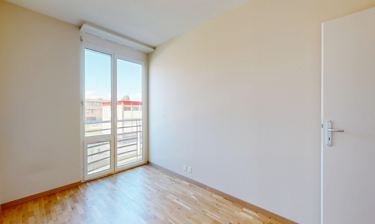 pièce vide avec sol en finition bois, wood finish floor, day time, cloison sèche, et drywall