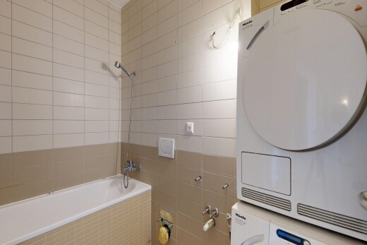 salle de bains avec douche-bain combinés, inside property, lave-linge et sèche-linge superposés, salle de bain complète, et tile wall