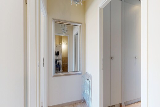 couloir avec cloison sèche, drywall, inside property, light floor, et plinthes murales