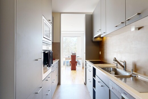 cuisine avec plans de travail, light countertops, light floor, inside property, et lumière naturelle