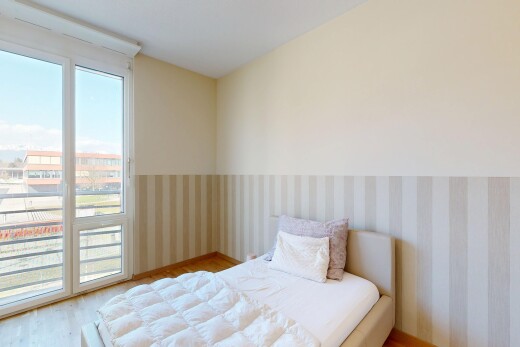 chambre avec inside property, sol en finition bois, wood finish floor, lumière naturelle, et natural light